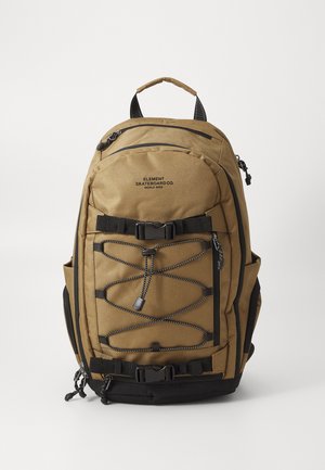 Sac à dos en toile marron avec des bretelles ajustables, un design de cordon élastique à l'avant et des accents noirs. Comprend plusieurs compartiments zippés.