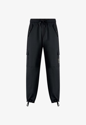 Czarne spodnie cargo z elastycznym pasem, zaciąganym sznurkiem, kieszeniami bocznymi i zwężającymi się mankietami. Wykonane z gładkiego, lekkiego materiału.
