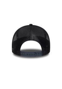 Gorra snapback de malla negra con corona redondeada, forma estructurada, correa de plástico ajustable y visera de un color sólido.