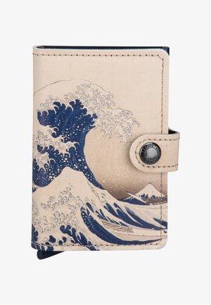 Beige Leder-Geldbörse mit blauem Wellen-Design, Druckknopfverschluss und weißem Bergdetail. Glatte Textur mit genähten Kanten.