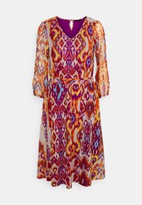 Robe colorée et à motifs en tissu léger. Elle présente un décolleté en V, de longues manches bouffantes et un lien à la taille. Teintes de violet, d'orange et de bleu.