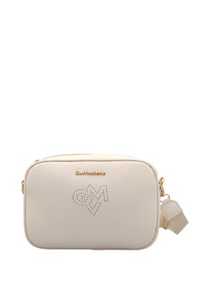 Piccola borsa a tracolla rettangolare in pelle crema con logo dorato, design a cuore traforato e tracolla regolabile in tessuto con ferrature dorate.