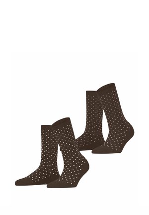 Zwei Paar braune Socken mit kleinen weißen Punkten, aufrecht stehend mit nach links zeigenden Zehen vor weißem Hintergrund.