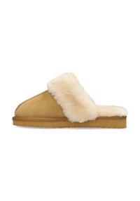 Faux fur-fodrad slip-on toffel i tanmocka med rund tå och platt gummisula; har en plysch, mjuk vit pälsfåll.