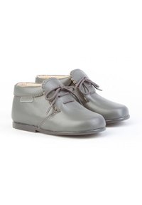 Botines de cuero gris con punteras redondeadas, costuras decorativas y cordones a juego; forro interior suave y suelas planas.