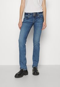 Vaqueros de tiro medio en denim azul, con pierna recta, dos bolsillos delanteros y cierre de botón con detalles de costura en contraste.
