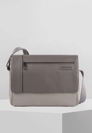 Borsa a spalla in pelle grigia con chiusura a patta, tasca frontale con zip, tracolla regolabile e sezione inferiore di un grigio chiaro contrastante.