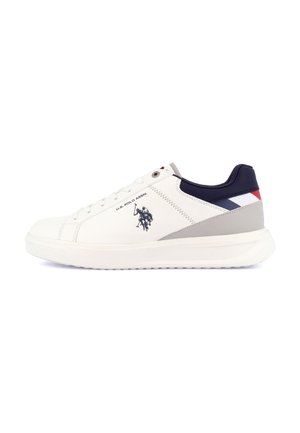 Sneaker bianca bassa con logo U.S. Polo Assn., collo blu navy, dettagli grigi e rossi e suola bianca spessa su sfondo bianco.