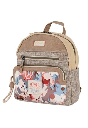 Mochila pequeña beige y con estampado, con bolsillo frontal con cremallera decorado con un parche con el texto "Vive Ríe Ama".