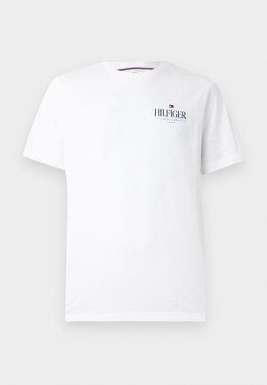 Biała bawełniana koszulka z krótkim rękawem, okrągłym dekoltem i nadrukowanym logo "HILFIGER" w kolorze granatowym. Posiada mały czerwono-niebieski emblemat nad logo.