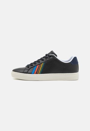 Baskets basses noires avec semelle blanche, bandes latérales multicolores, lacets noirs, doublure intérieure blanche et patch talon bleu foncé.