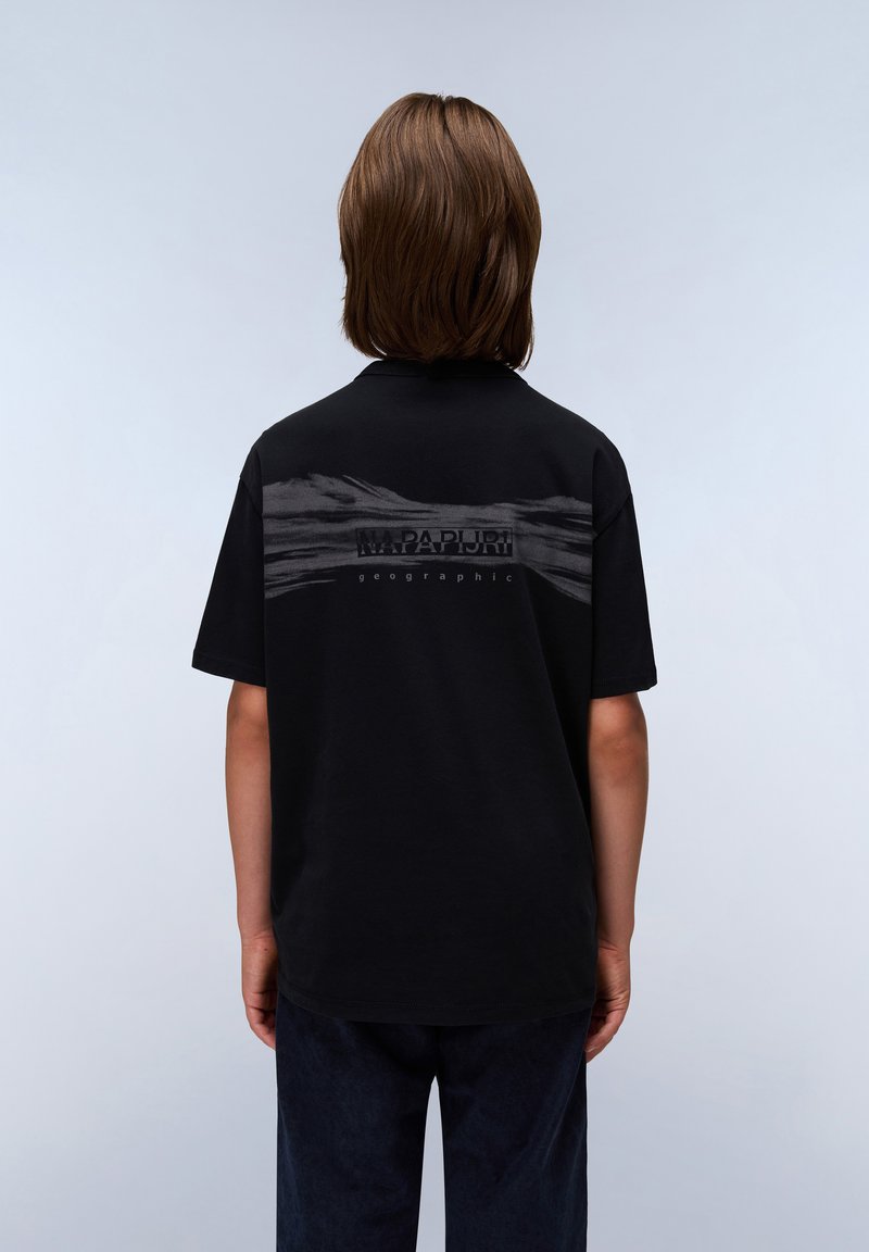 T-shirt noir à manches courtes, avec un motif de vagues grises et le texte "NAPAPIJRI" au dos, fabriqué en tissu doux avec une coupe décontractée.