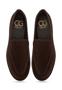 Par mørkebrune læder loafers med runde tæer, synlige syninger og gyldne "CG Cesare Gaspari Barcelona" logoer på sorte indersåler.
