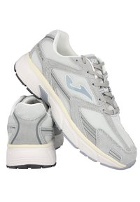 Zapatillas deportivas grises que combinan materiales de malla y ante, con acentos en gris claro y una suela acolchada, diseñadas para proporcionar comodidad y durabilidad.
