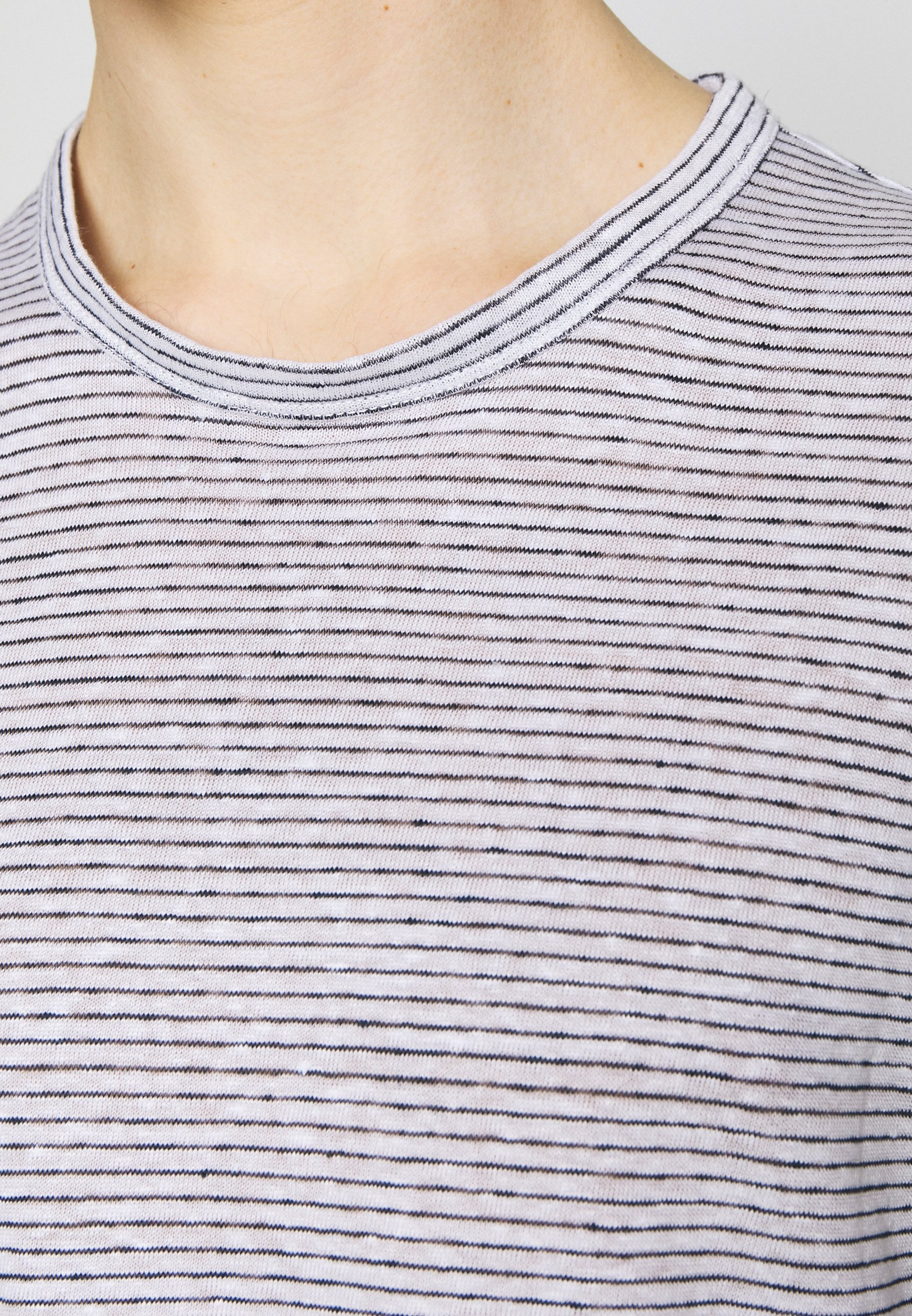 Club Monaco CREW T shirts med print white navy Club Monaco CREW - T-shirts - white