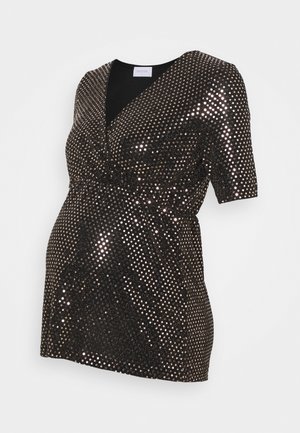 Top de maternidad negro con mangas cortas, escote en V y puntos de lentejuelas brillantes por todo el tejido que crean un efecto reluciente.