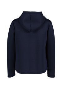 Granatowy hoodie z przednią kieszenią, długimi rękawami, zaokrąglonym dołem i kapturem ze sznurkiem, wykonany z miękkiej, teksturowanej tkaniny.