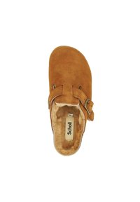 Pantofole in suede marrone con morbido rivestimento in pelliccia, dettaglio con cinturino e fibbia, punta arrotondata e suola piatta. L'etichetta indica "Scholl."