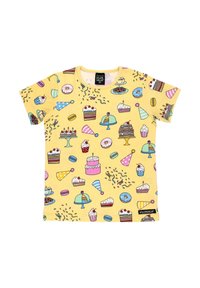 Keltainen lyhythihainen t-paita, jossa on värikäs jälkiruokateemainen painatus, johon kuuluu kakkuja, jäätelöä ja donitseja. Pehmeä kangas, pyöreä pääntie.