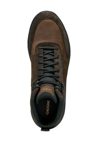 Zapato de senderismo de cuero marrón con detalles en negro, parte superior texturizada, cierre con cordones y logo en la lengüeta. Suela de goma duradera para mayor tracción.