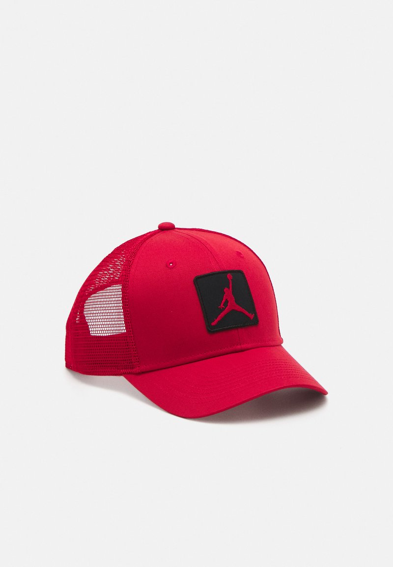 Rød baseballcap med solid frontpanel, mesh-sider og bakside. Har en svart firkantet lapp med rødt logo. Bøyd skjerm, justerbart strop.