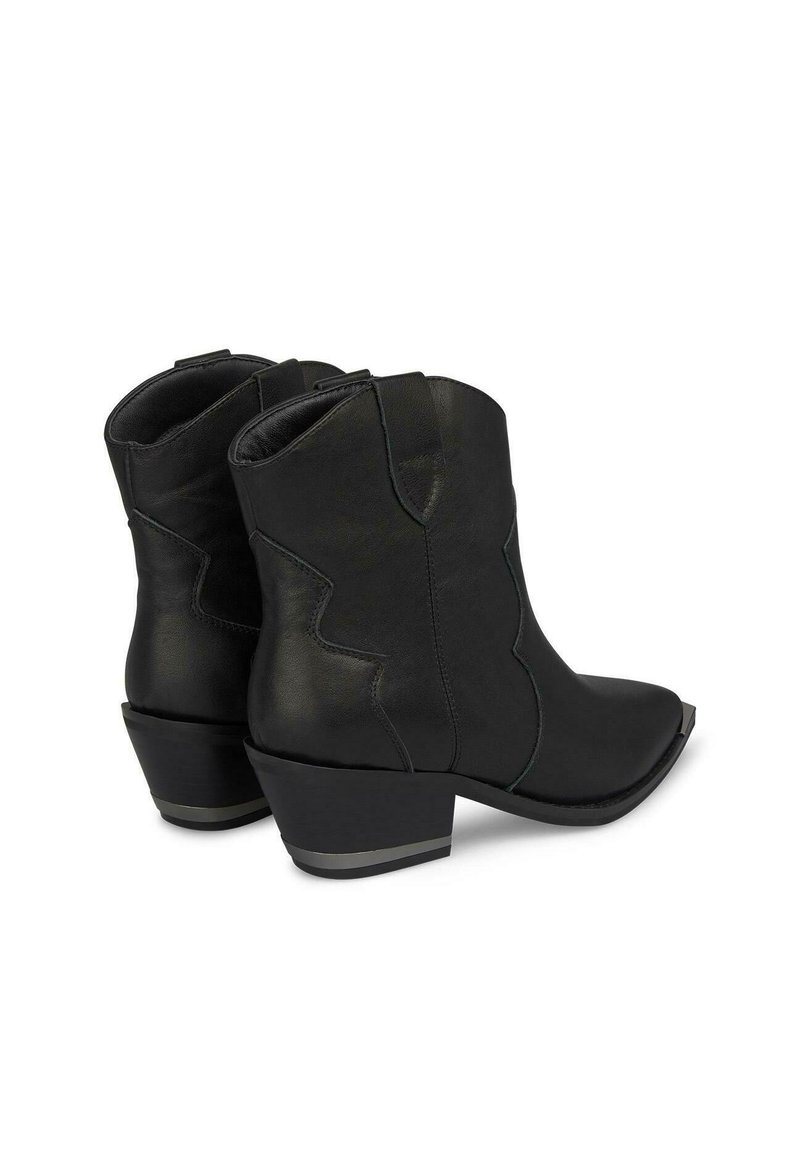 Schwarze Lederstiefeletten mit spitz zulaufender Zehenkappe und cowboy-inspiriertem Design. Massiver Absatz mit strukturierten Oberflächen und grünen Nähakzenten.