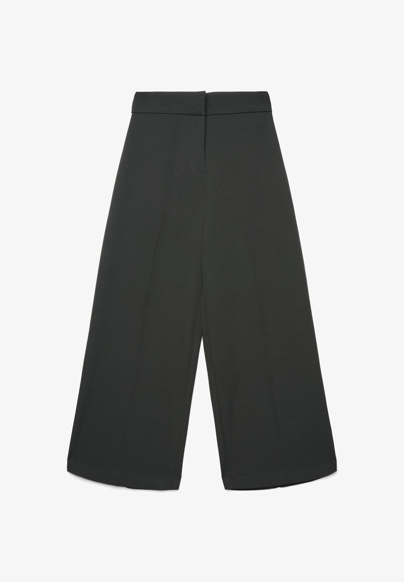 Pantaloni ampi color grigio scuro con una texture liscia, caratterizzati da una cintura piatta e senza tasche o decorazioni visibili.