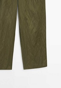 Pantalon vert olive droit avec une texture légèrement froissée sur fond blanc.