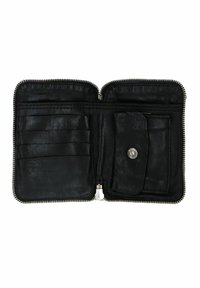 Cartera de piel negra con cierre de cremallera, que cuenta con compartimentos para tarjetas, un monedero con botón a presión y detalles interiores texturizados. Superficie lisa, diseño compacto.