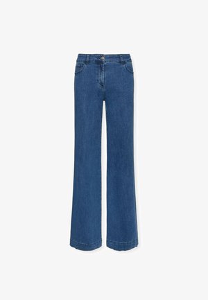 Jean en denim bleu évasés avec un design à cinq poches, fermeture à bouton et grandes ouvertures de jambe. Texture douce et coloration uniforme sur l'ensemble.