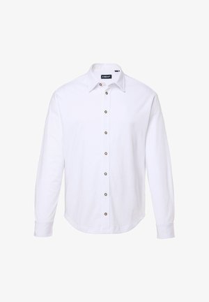 Camisa blanca de manga larga con botones en la parte delantera, que presenta botones marrones, un cuello y un dobladillo curvo. Fabricada con un tejido suave de textura lisa.