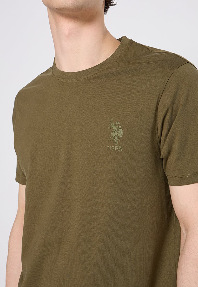 Olivenfarbene Baumwoll-T-Shirt mit Rundhalsausschnitt, kurzen Ärmeln und einem tonal bestickten USPA-Logo auf der linken Brust. Weiche Textur.