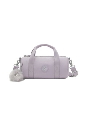 Bolso pequeño cilíndrico color lavanda con doble asa, correa de hombro ajustable, cierre con cremallera en la parte superior y un llavero pompón esponjoso adjunto.