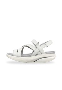 Sandalia de cuero blanco con diseño de tiras cruzadas, hebilla ajustable, plantilla acolchada y una suela curva ligera con un acento plateado.