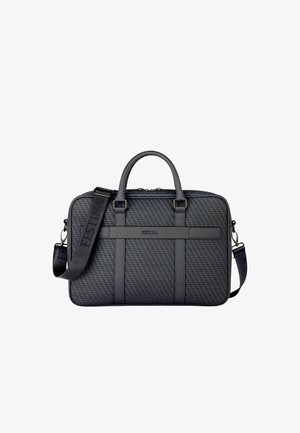 Czarna teksturowana aktówka z podwójnymi uchwytami, odczepianym paskiem na ramię oraz logo „FESTINA” na przednim poziomym pasku.