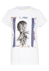 Camiseta de algodón blanca con un gráfico de un peinado femenino, rodeado de cadenas decorativas y acentos en azul y dorado.