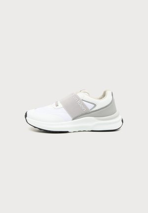 Λευκό και γκρι sneaker τύπου slip-on με παχιά σόλα και φαρδιά ελαστική λουράκι στο πάνω μέρος με το λογότυπο Calvin Klein.