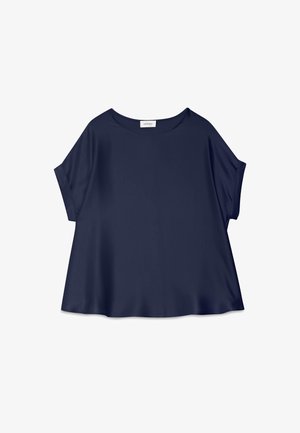 Krátka voľná blúzka z námorníckej modrej saténovej látky s krátkymi rukávmi, okrúhlym výstrihom a preloženými manžetami rukávov, zobrazená rozložená na bielom pozadí.