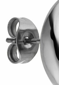 Metall-Ohrstecker-Rücken, kreisförmiges Design mit glatter, glänzender Oberfläche. Zwei Schlaufen mit einer Einkerbung zur Befestigung des Steckers. Silberfarbener Abschluss.