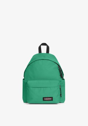 Sac à dos Eastpak vert avec poignée et fermetures éclair noires, poche avant zippée et patch du logo de la marque sur la poche.