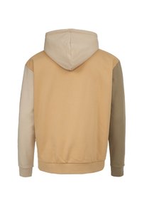 Huvtröja med en färgblockdesign som har sektioner i beige, ljusbrun och olivgrön; tillverkad av ett mjukt, texturerat tyg.