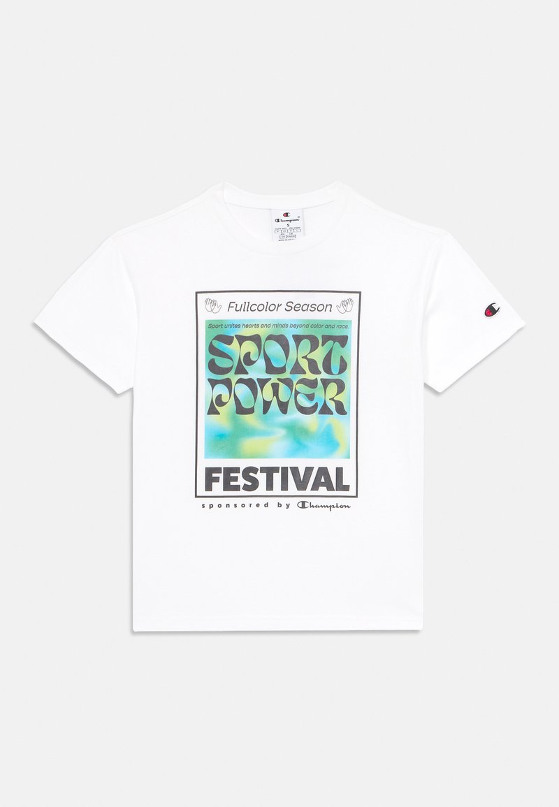 Camiseta blanca de algodón con un colorido estampado gráfico que presenta el texto "FESTIVAL DE PODER DEPORTIVO" y "patrocinado por Champion" en la parte delantera.
