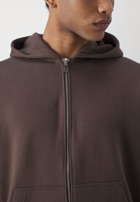 Jack & Jones PREMIUM JPRBLUHARVEY ZIP HOOD UNISEX - Cipzáras pulóver - chocolate brown