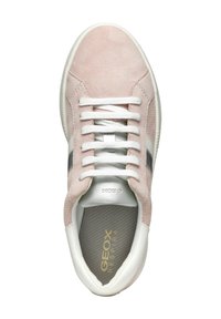 Sneaker in suede rosa con lacci bianchi, accenti argentati e suola interna grigia testurizzata. Presenta una suola in gomma bianca e dettagli cuciti.