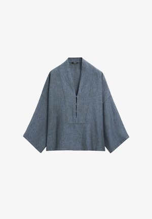 Luźna, długorękawowa szara lniana koszula z szerokimi rękawami i głębokim dekoltem w kształcie litery V.