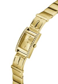 Reloj de metal en tono dorado con carátula rectangular, acentos de cristal alrededor de los bordes y una pulsera de eslabones a juego. Esfera minimalista con agujas doradas.