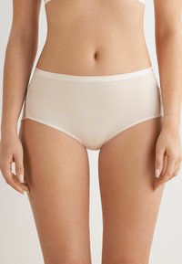 Beige High-Waist-Höschen mit glatter Oberfläche, seitlichen Spitzenpanelen und weichem elastischen Besatz. Es zeichnet sich durch eine Materialmischung für zusätzlichen Tragekomfort aus.