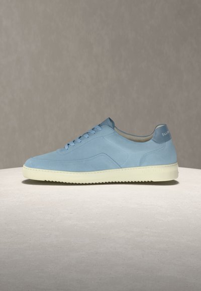 Ανοιχτού γαλάζιου χρώματος χαμηλό sneaker με λευκή σόλα, δέσιμο με κορδόνια και επενδυμένο κολάρο φτέρνας, παρουσιάζεται σε ουδέτερο φόντο με απλή επιφάνεια.