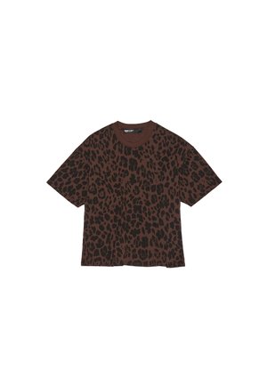 Hnedé tričko s krátkym rukávom s čiernym leopardím vzorom, okrúhlym výstrihom a uvoľneným strihom, vyrobené z mäkkého bavlneného materiálu.