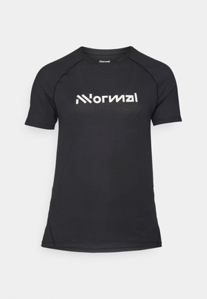 Černé sportovní tričko s krátkým rukávem, vyrobené z texturované tkaniny a s kontrastním bílým logem umístěným na hrudi. Zaoblený výstřih a přiléhavý střih.